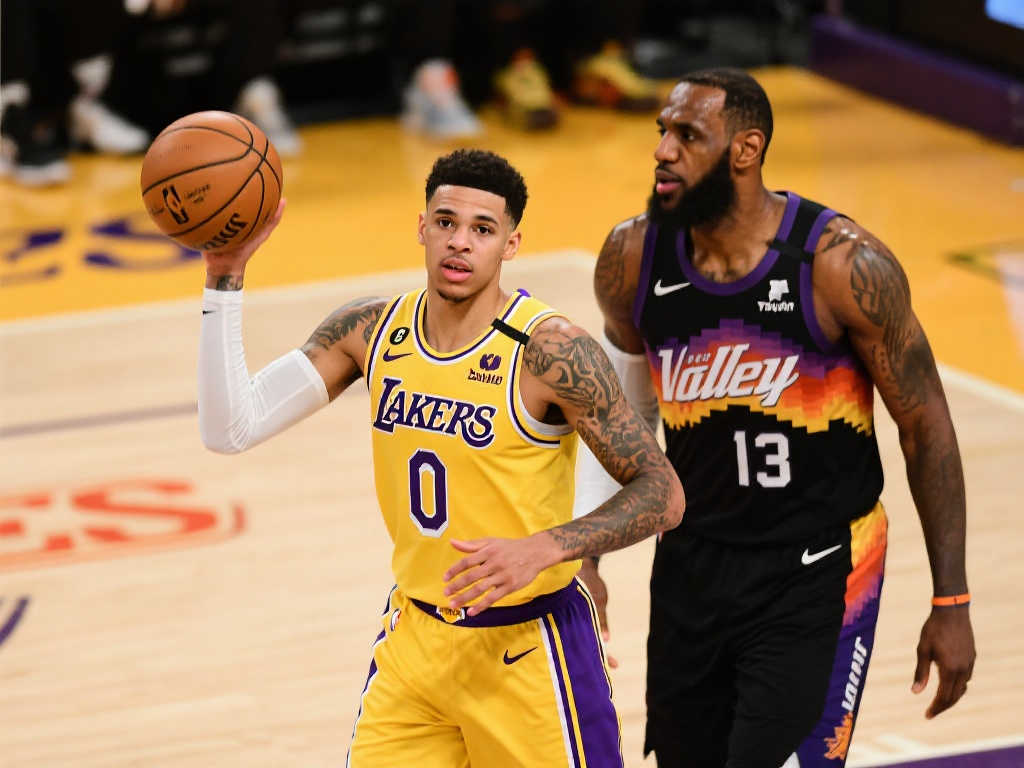 场上创造更 场上创造更